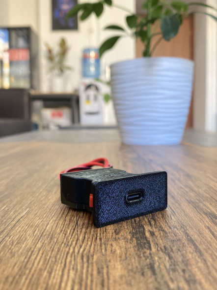 Блок зарядки USB-C 65W для BMW E36 в Ростове-на-Дону
